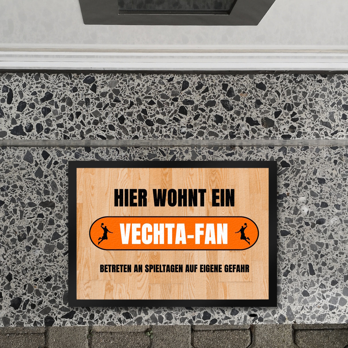 Hier wohnt ein Vechta-Fan Fußmatte in 35x50 cm mit Turnhallenboden Motiv