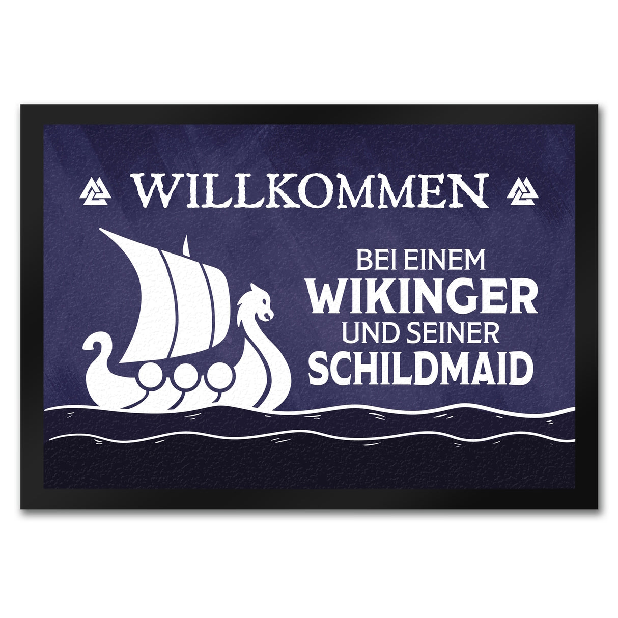 Willkommen bei einem Wikinger und seiner Schildmaid Fußmatte mit Segelboot Motiv