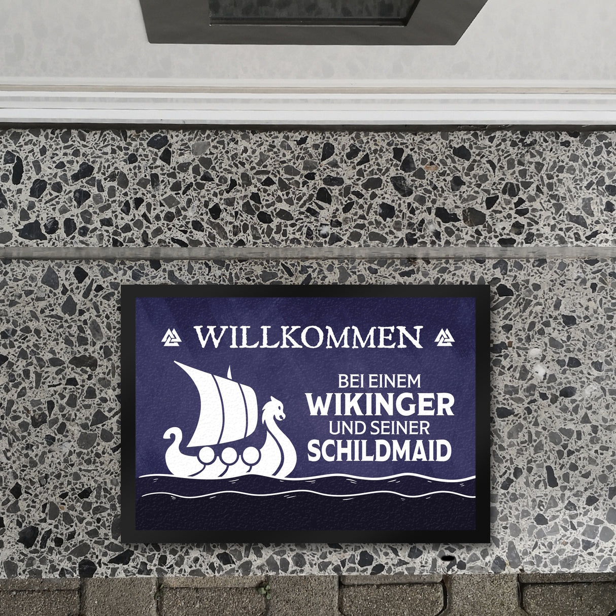 Willkommen bei einem Wikinger und seiner Schildmaid Fußmatte mit Segelboot Motiv