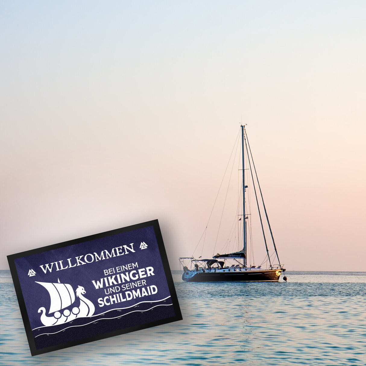 Willkommen bei einem Wikinger und seiner Schildmaid Fußmatte mit Segelboot Motiv