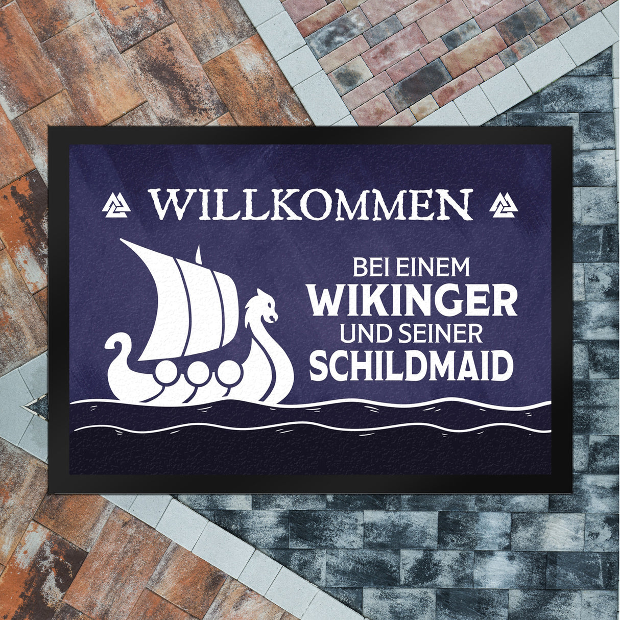 Willkommen bei einem Wikinger und seiner Schildmaid Fußmatte mit Segelboot Motiv