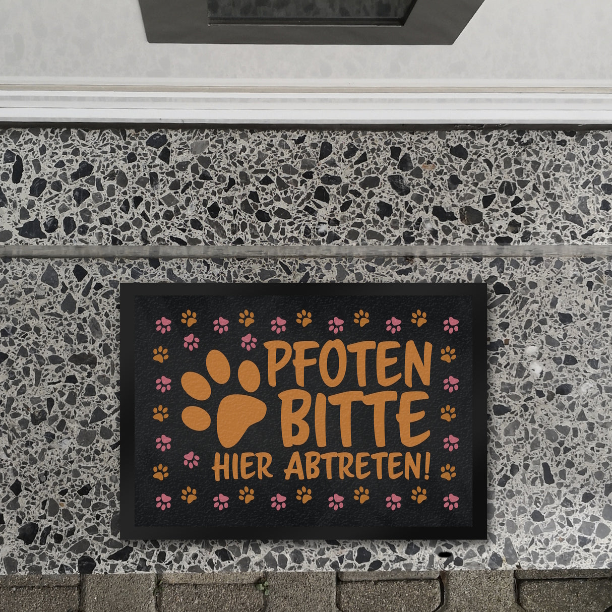 Pfoten bitte hier abtreten Fußmatte mit bunten Fußspuren von Hunden