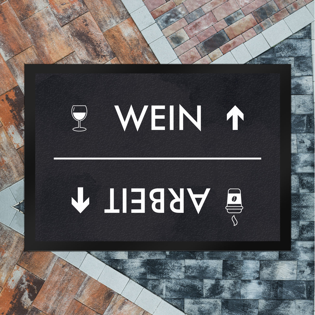 Wein oder Arbeit Fußmatte mit Weinglas und Kaffeebecher Motiv
