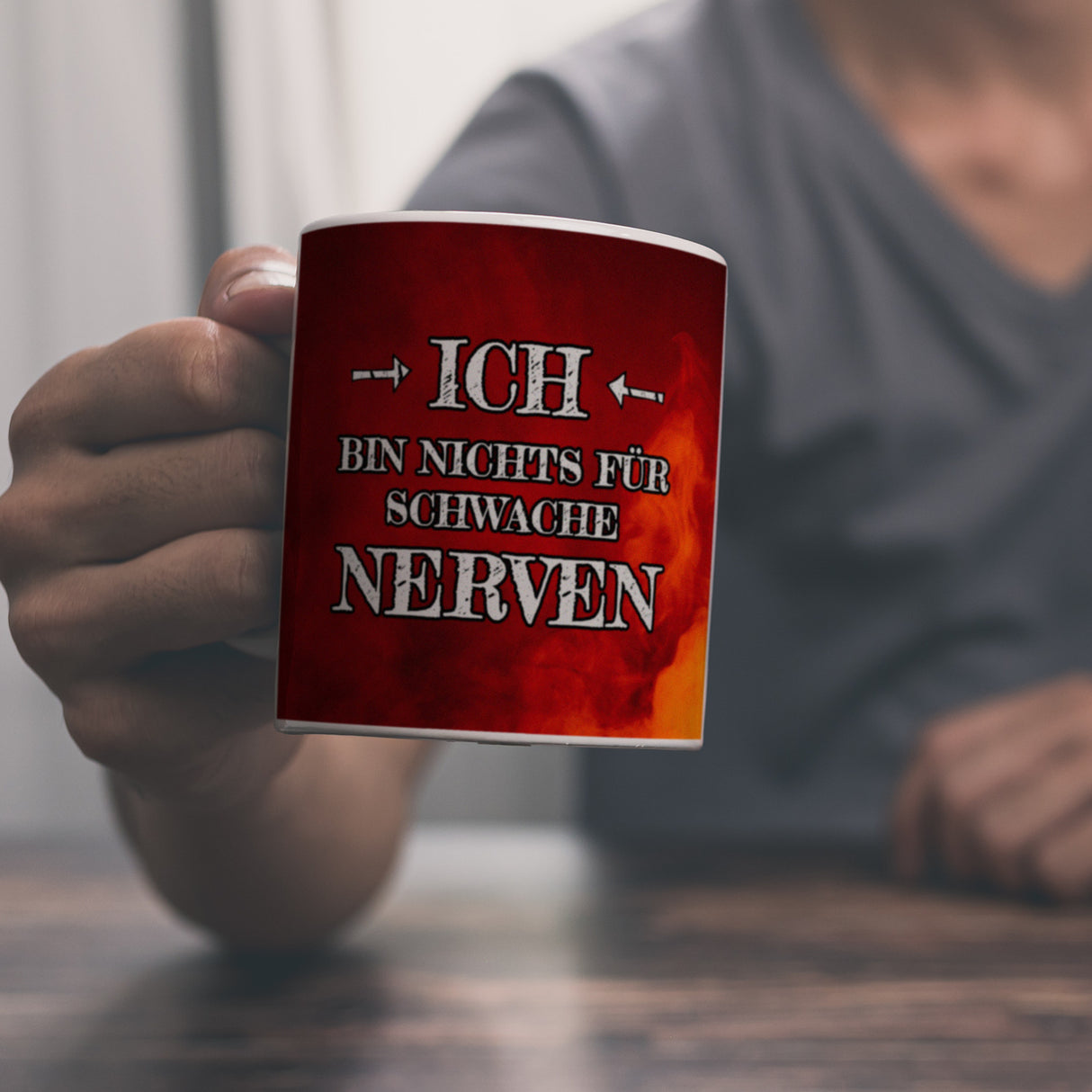 Ich bin nichts für schwache Nerven Kaffeebecher mit Flammenhintergrund