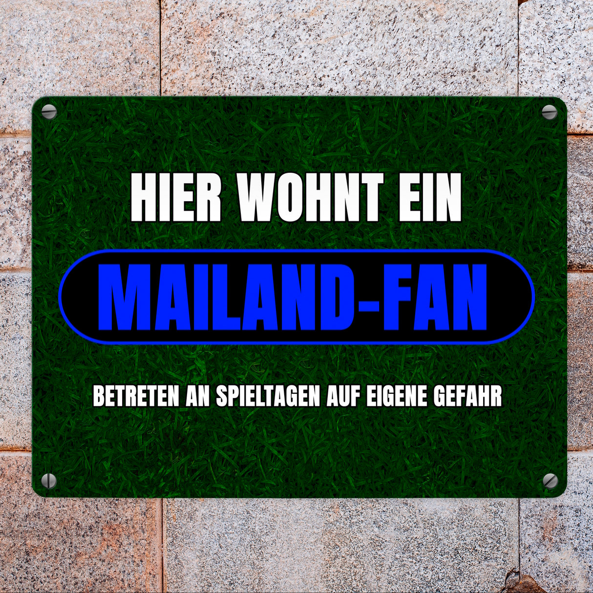 Hier wohnt ein Mailand-Fan Metallschild in 15x20 cm mit Rasenmotiv