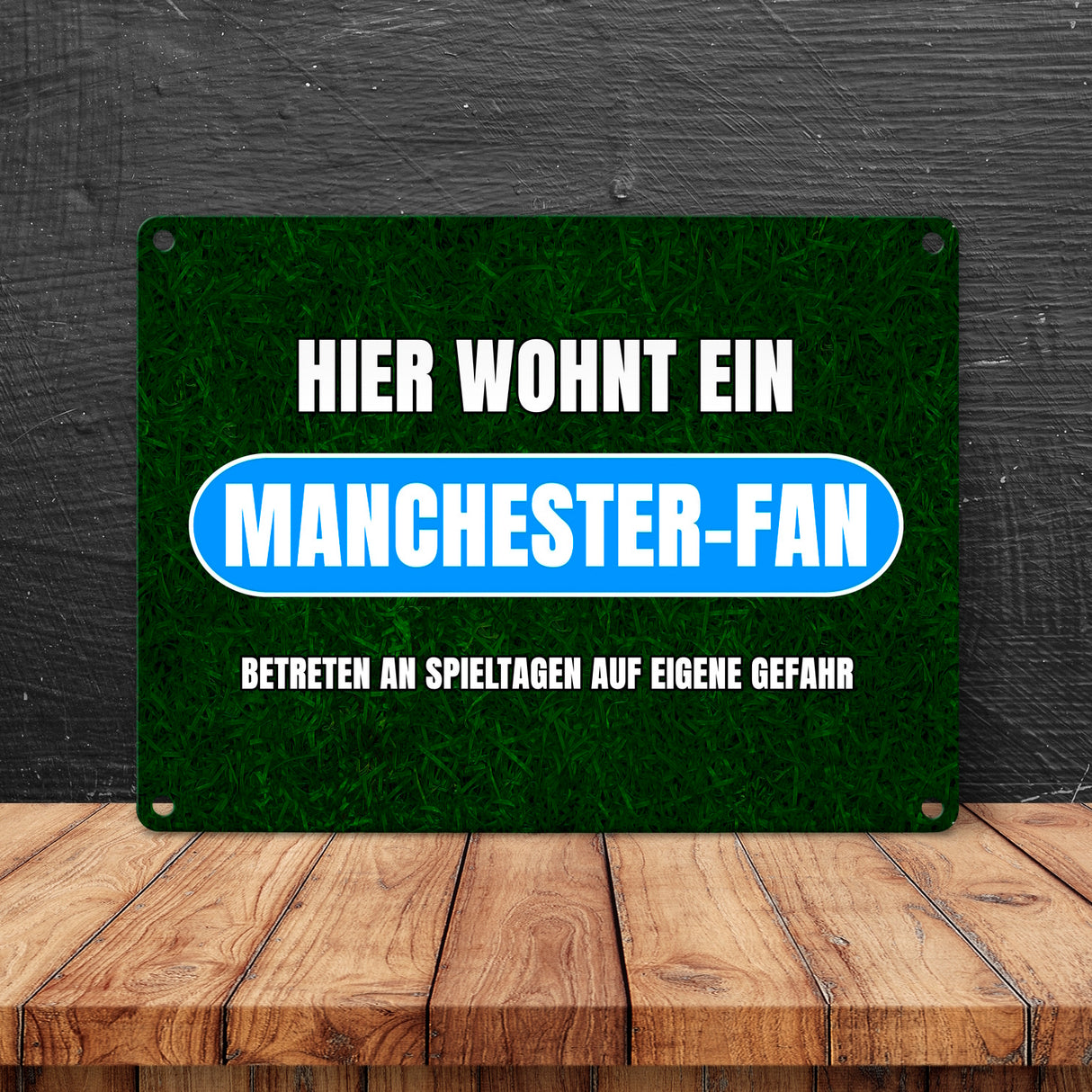Hier wohnt ein Manchester-Fan Metallschild in 15x20 cm mit Rasenmotiv