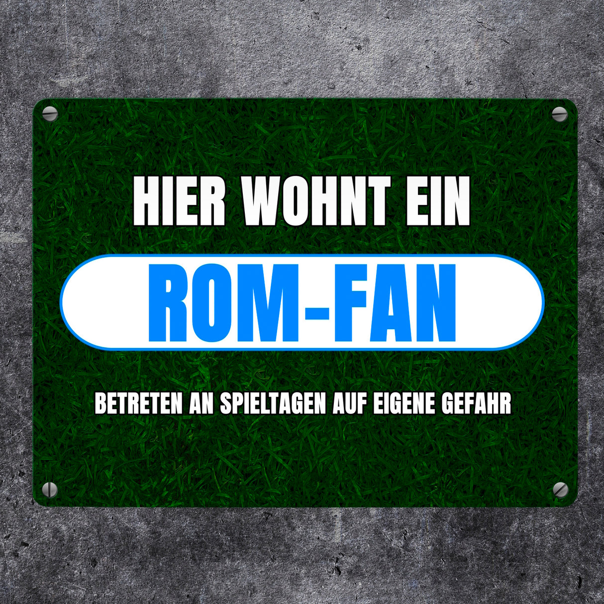Hier wohnt ein Rom-Fan Metallschild in 15x20 cm mit Rasenmotiv