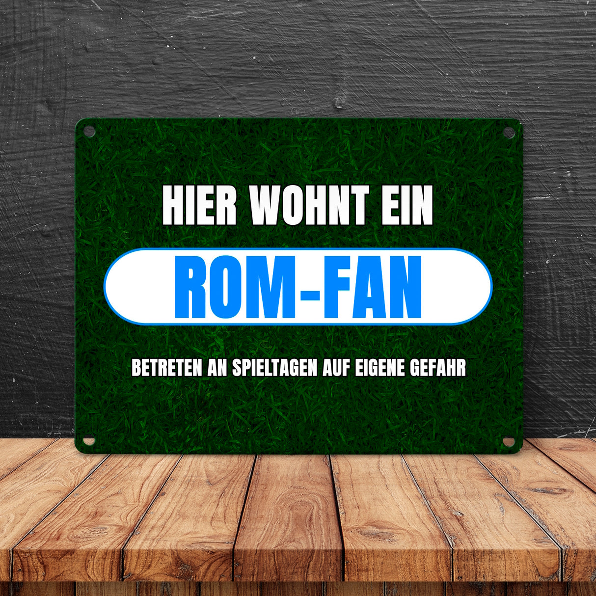 Hier wohnt ein Rom-Fan Metallschild in 15x20 cm mit Rasenmotiv