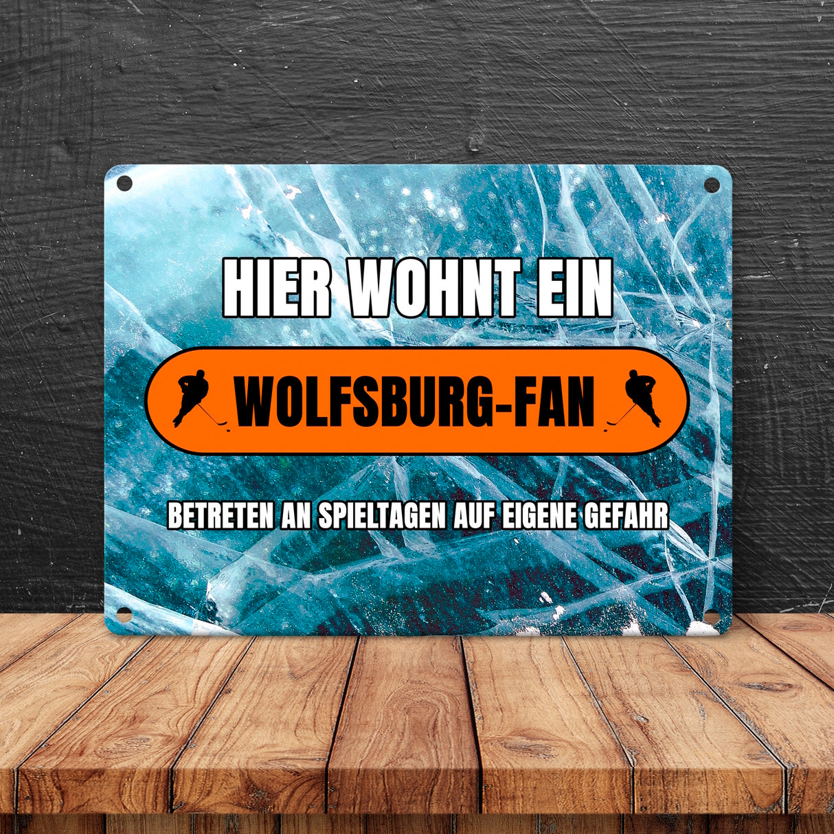 Hier wohnt ein Wolfsburg-Fan Metallschild in 15x20 cm mit Eishallen Boden-Motiv