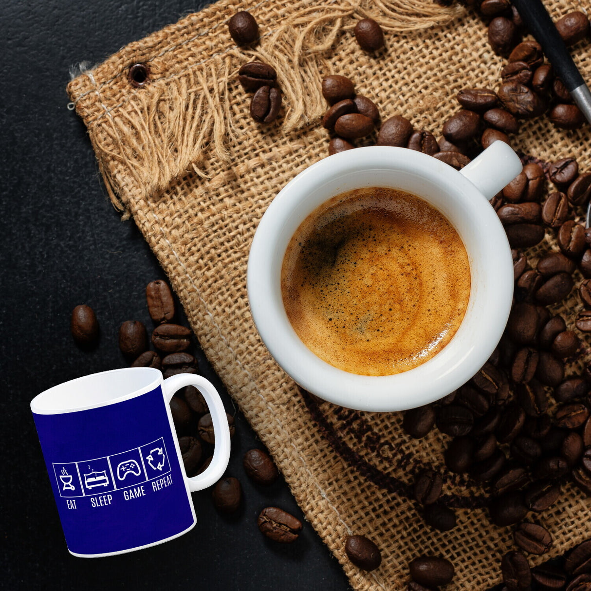 EAT, SLEEP, GAME, REPEAT Kaffeebecher mit blauem Hintergrund