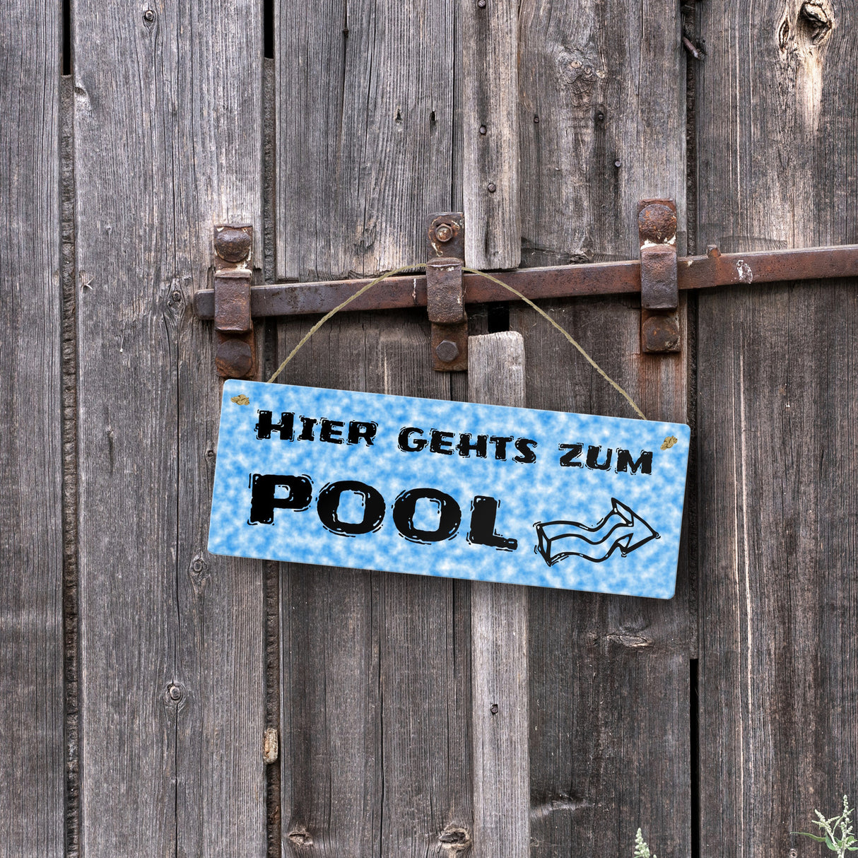 Hier geht’s zum Pool mit Pfeil nach rechts - Metallschild