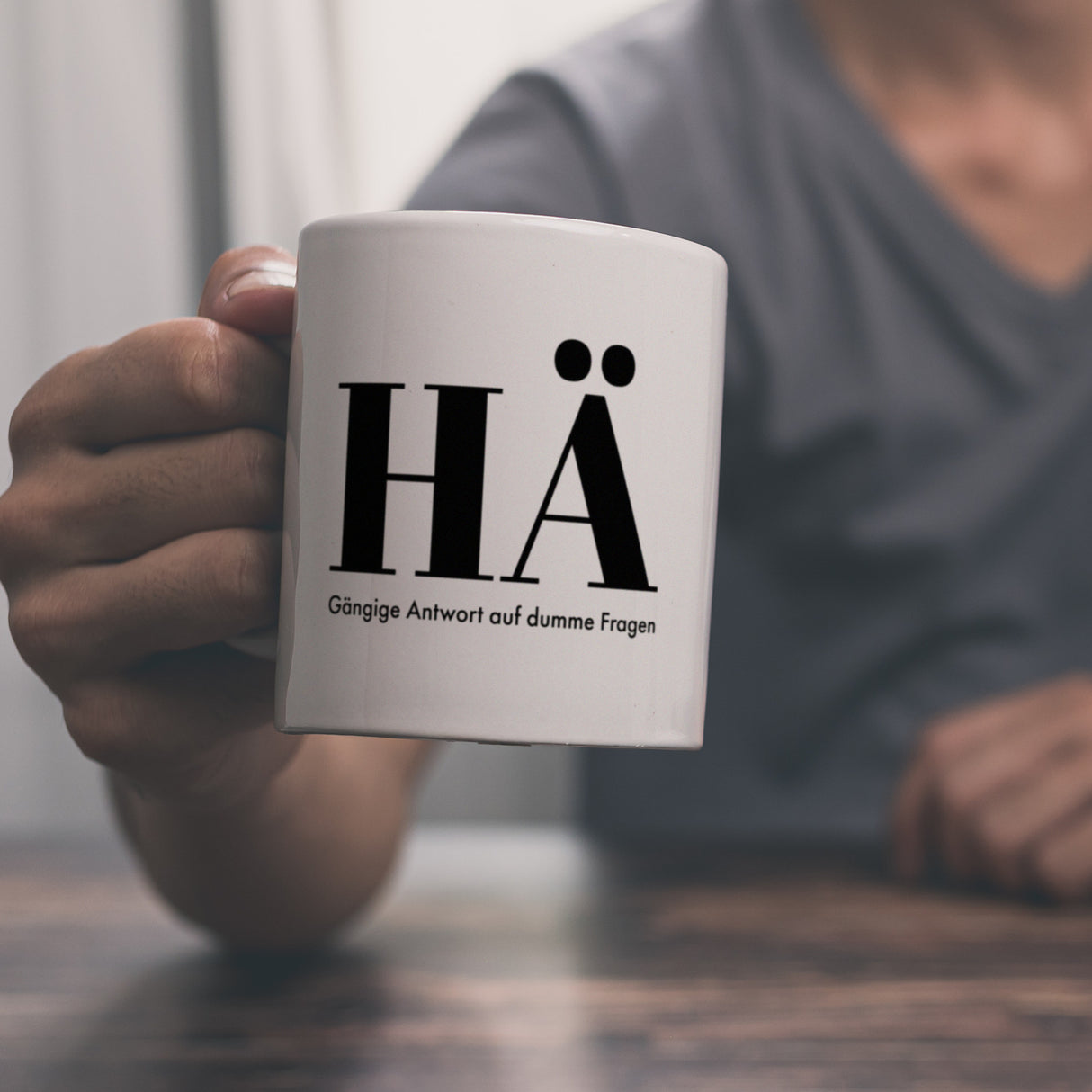 Kaffeebecher mit lustigem Spruch - HÄ: Gängige Antwort auf dumme Fragen
