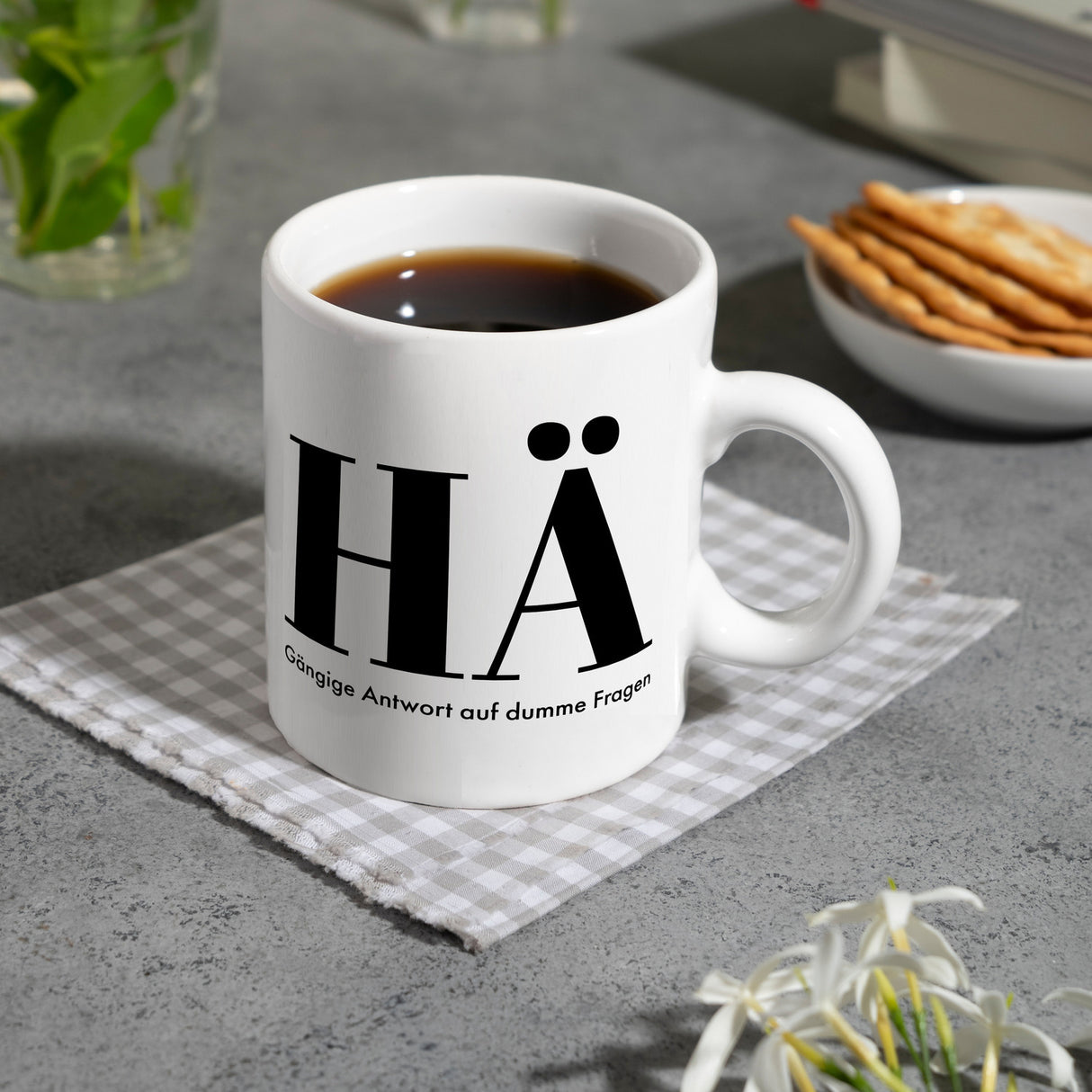 Kaffeebecher mit lustigem Spruch - HÄ: Gängige Antwort auf dumme Fragen
