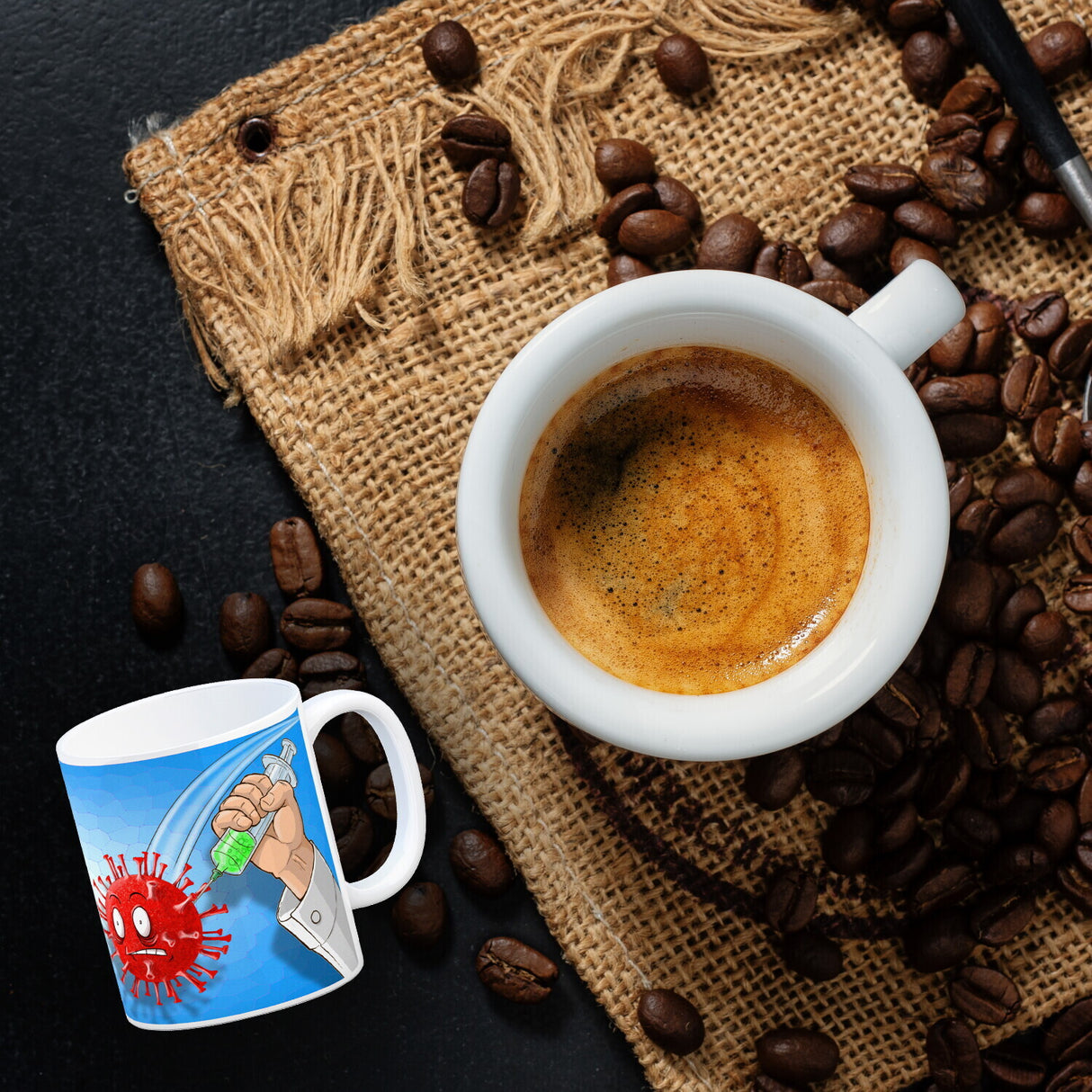 Kaffeebecher mit Virus und Spritzen Motiv - Geimpft! Lustiger Impfhumor