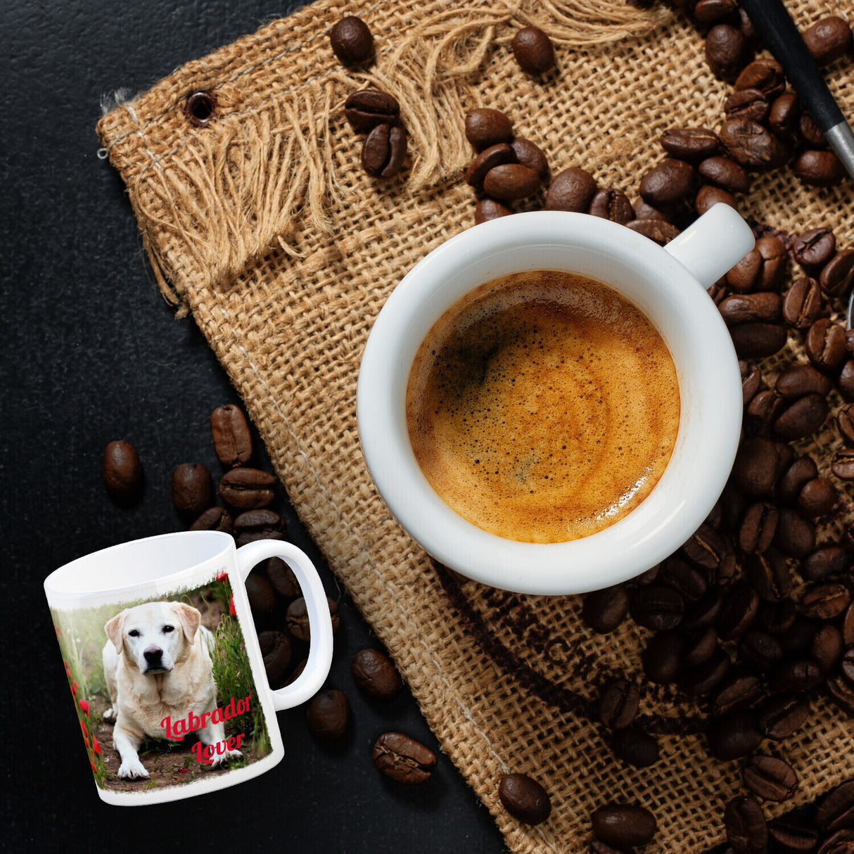 Kaffeetasse mit Fotomotiv Labrador Lover - Labrador im Mohnfeld