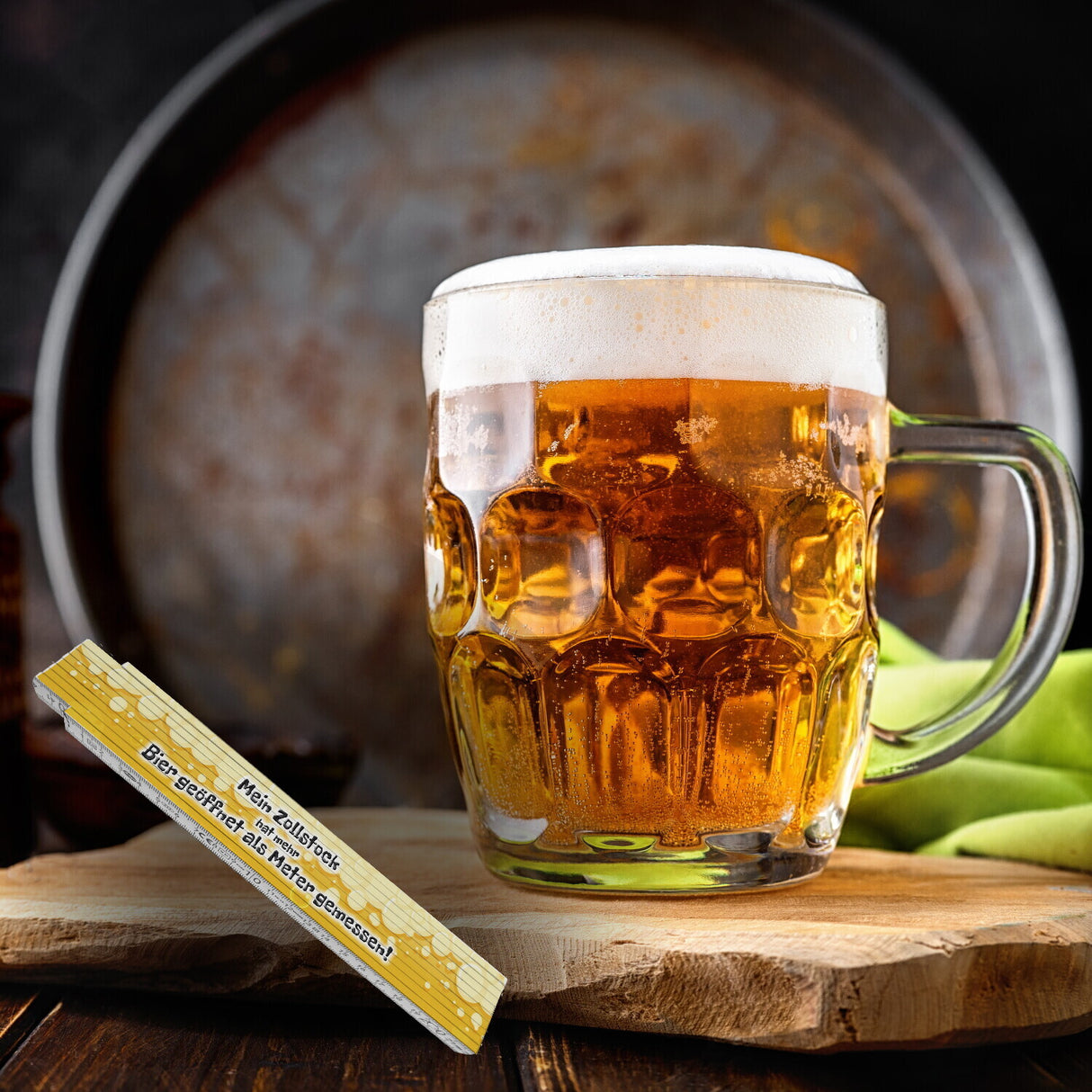 Meterstab aus Holz mit Biermotiv und Spruch: Mehr Bier geöffnet als Meter gemessen