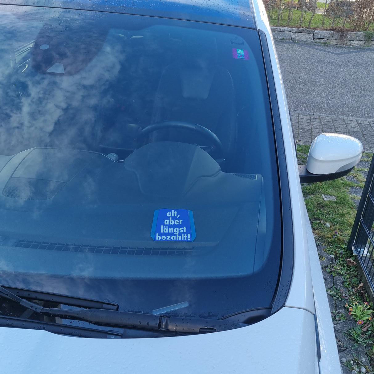Alt, aber längst bezahlt Parkscheibe für dein Auto mit 2 Einkaufswagenchips