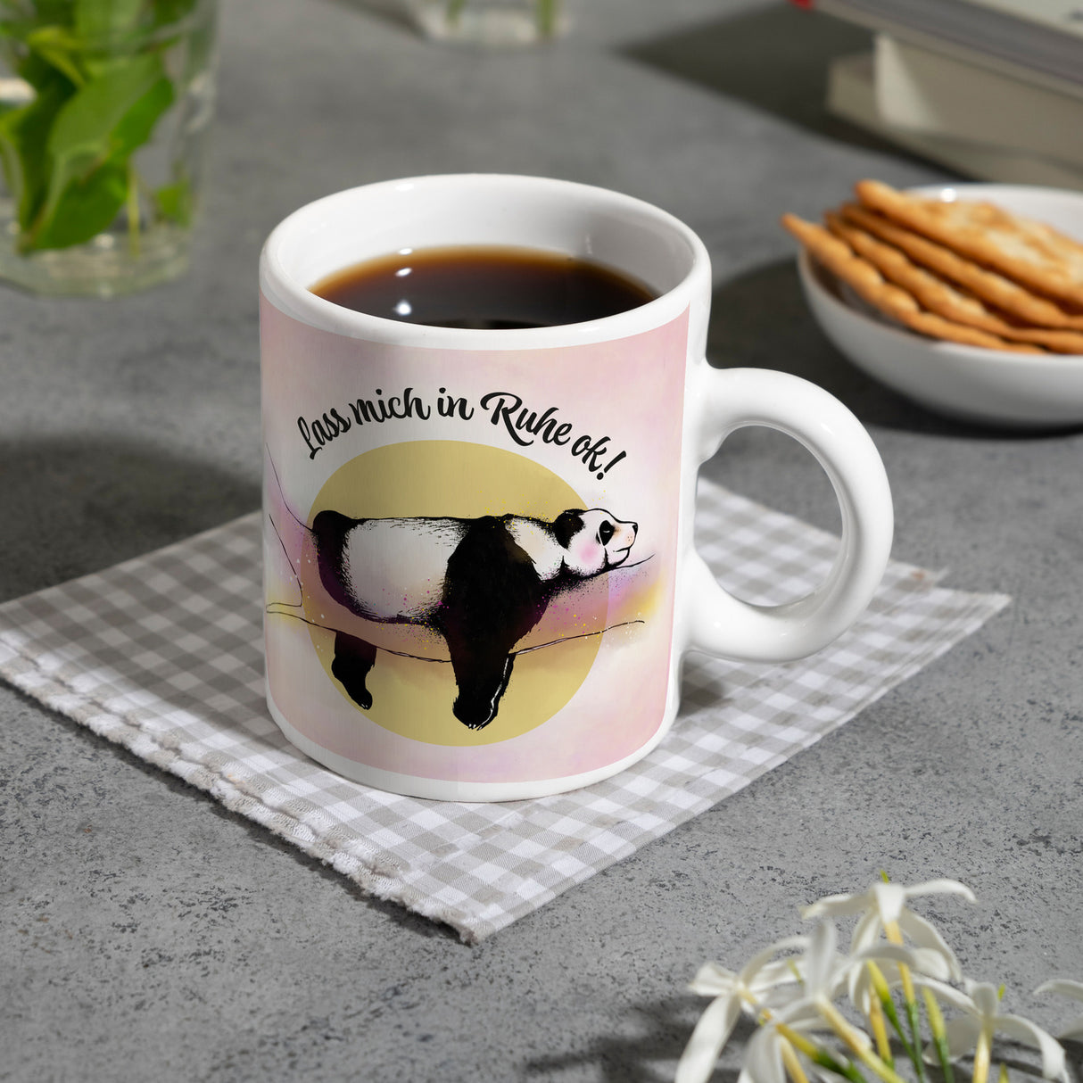 Panda auf einem Ast Kaffeebecher Lass mich in Ruhe ok! in bunten Farben