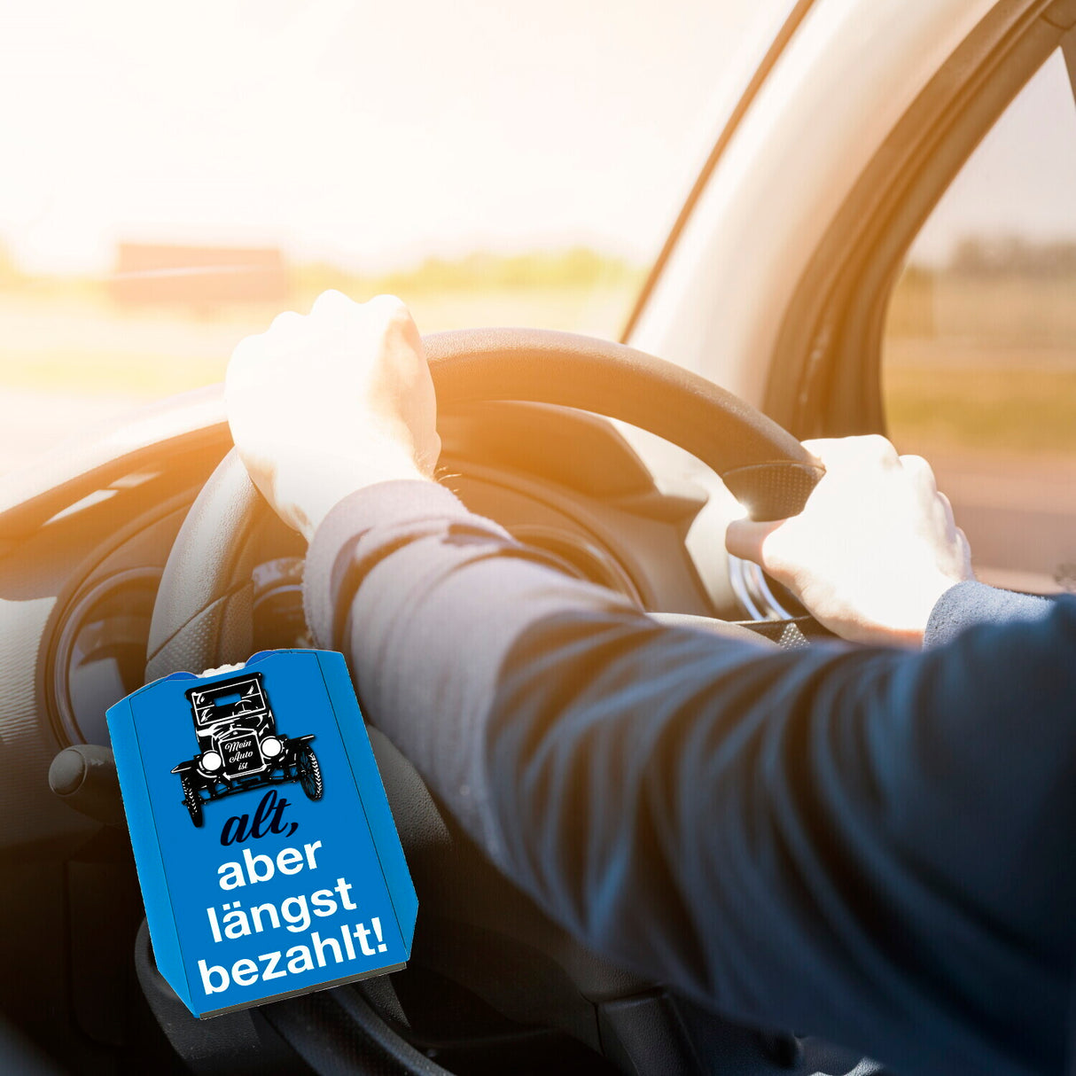 Alt, aber längst bezahlt Parkscheibe mit Oldtimer und 2 Einkaufswagenchips
