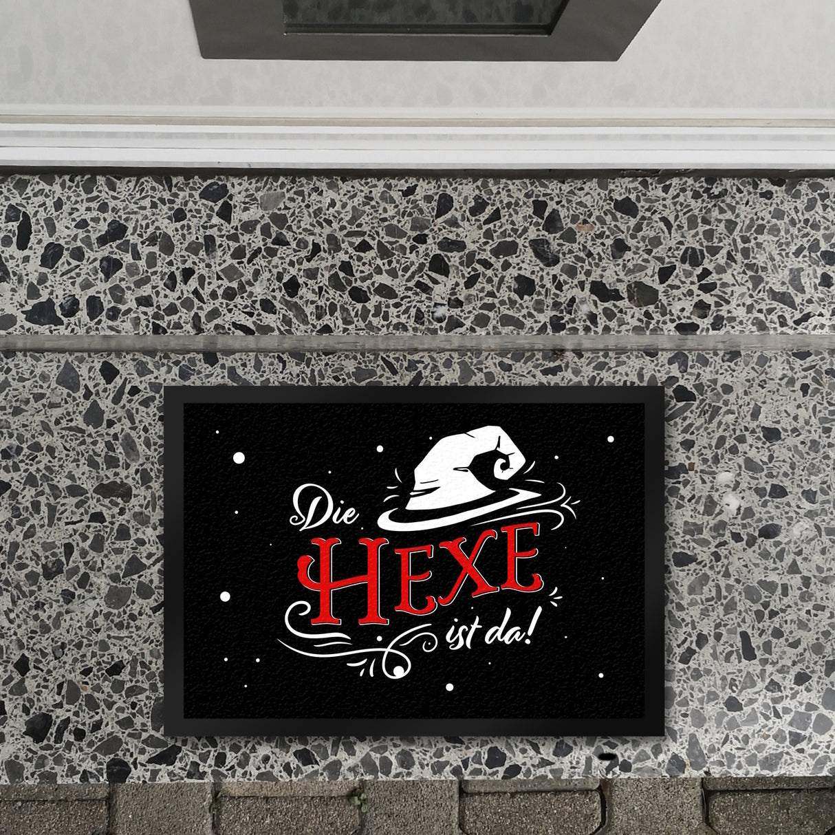 Fußmatte im Halloween Design mit lustigem Spruch und Hexenhut - Die Hexe ist da