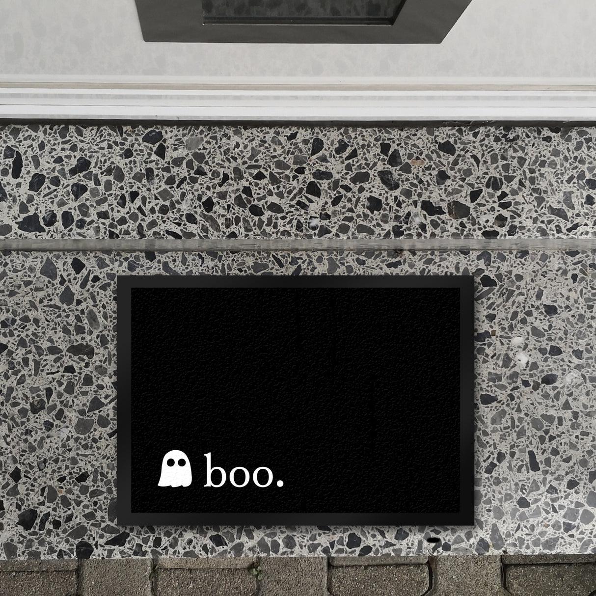 Fußmatte mit kleinem Geist und Boo Schriftzug im schlichten Halloween Stil