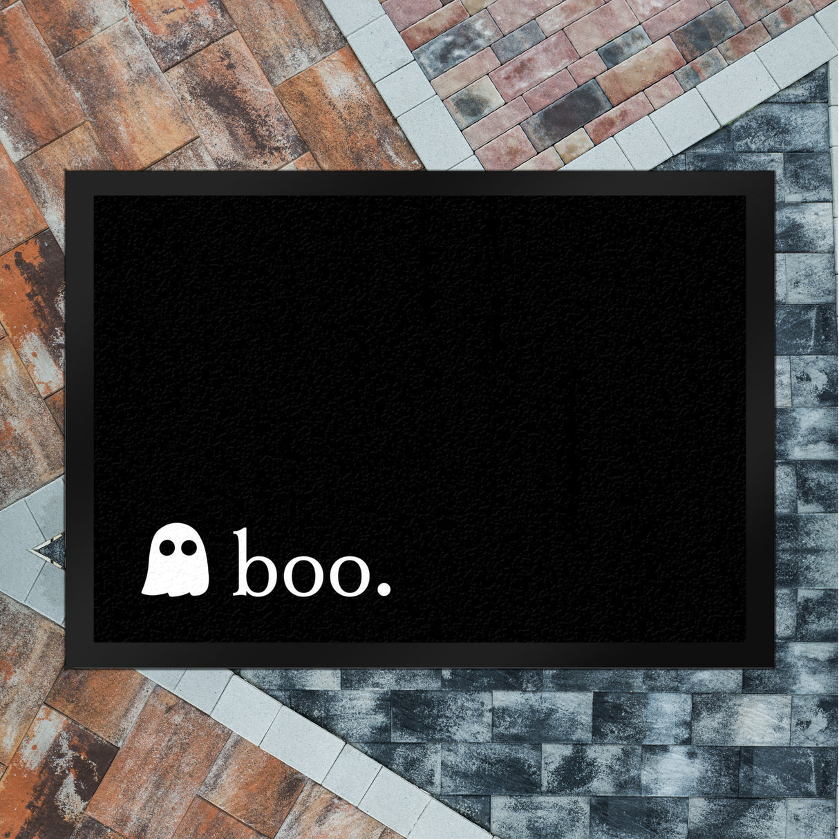 Fußmatte mit kleinem Geist und Boo Schriftzug im schlichten Halloween Stil
