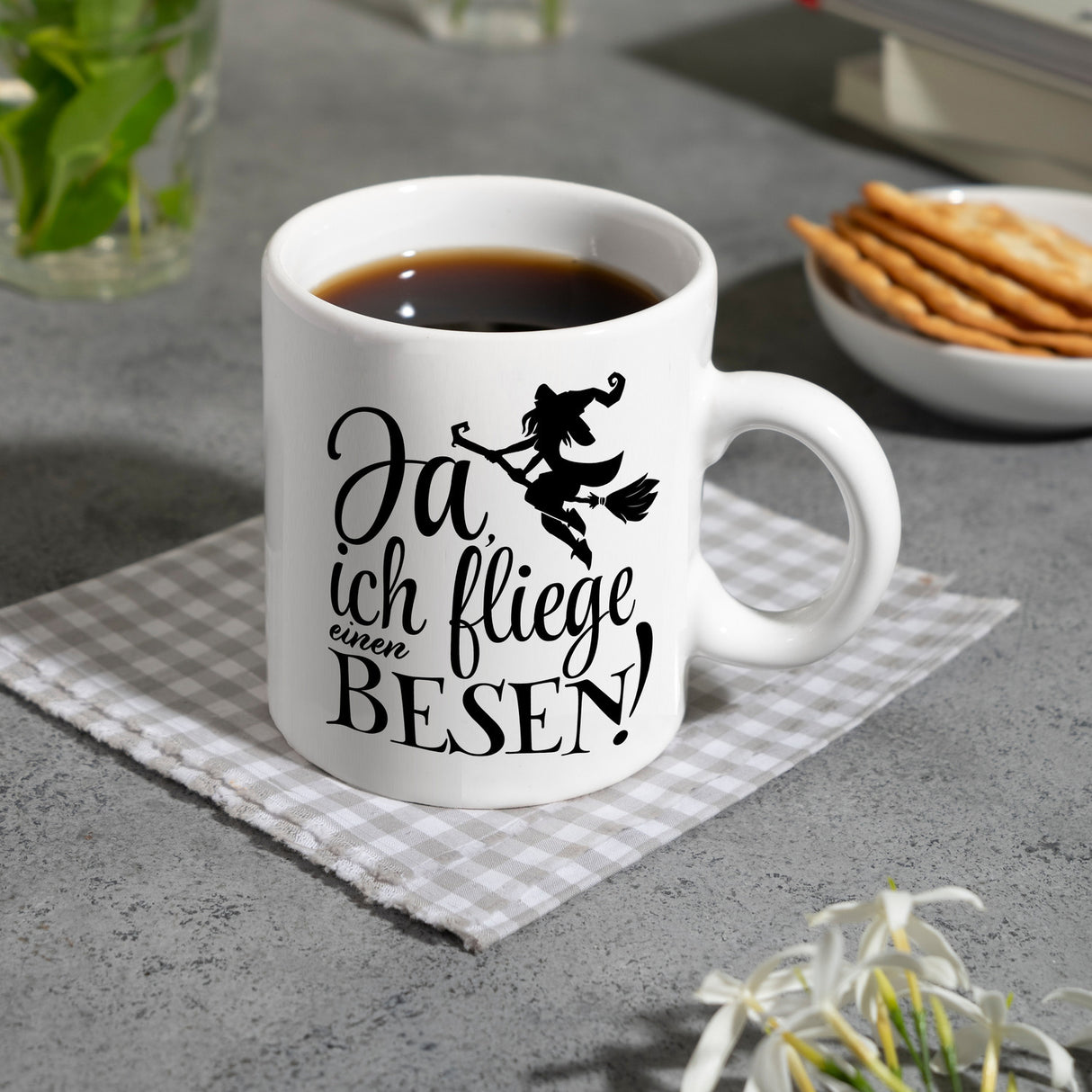 Kaffeebecher mit witzigem Hexenmotiv zu Halloween - Ja, ich fliege einen Besen