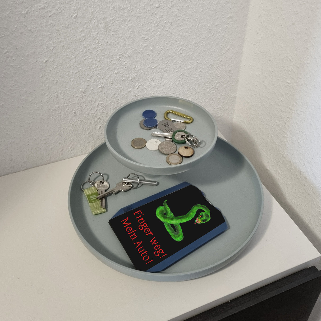 Parkscheibe mit Schlange und lustigem Spruch auf schwarzem Hintergrund