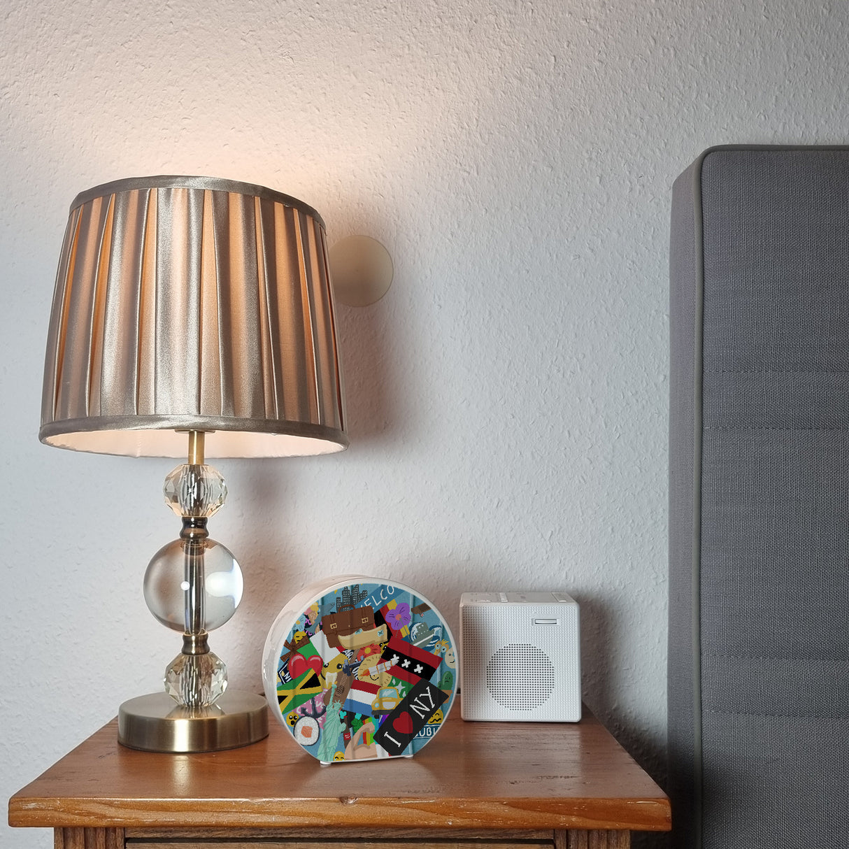 Spardose aus Keramik im Koffer Design mit Stickeroptik aus verschiedenen Ländern