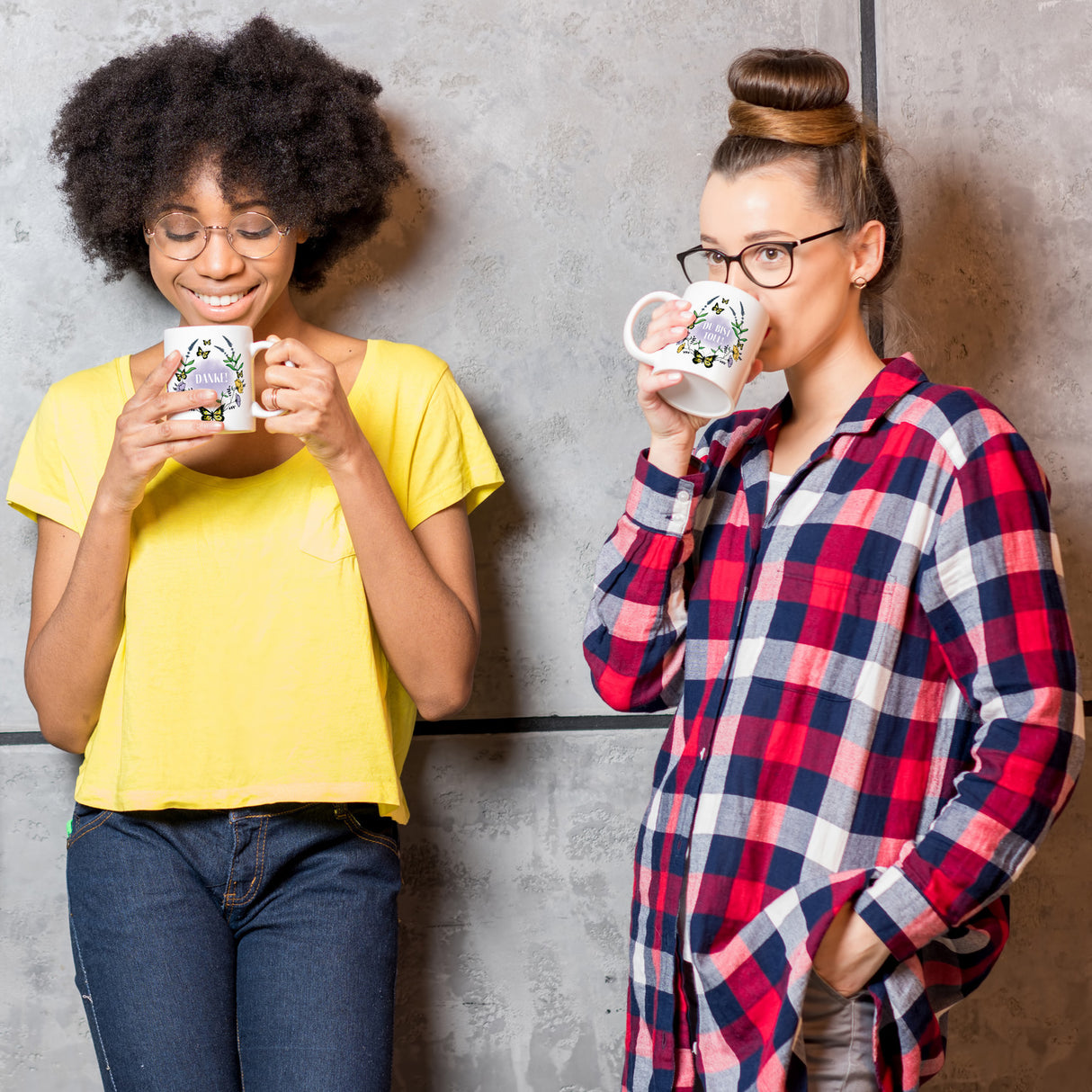 Kaffeebecher mit motivierenden Worten und Blumenrahmen mit Schmetterlingen