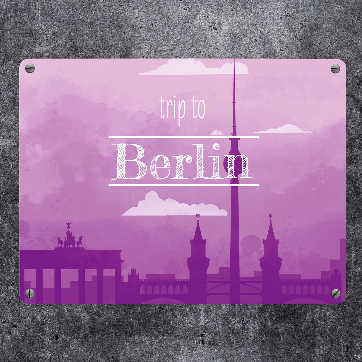 Metallschild für Fans von Städtetrips mit der Silhouette von Berlin in lila