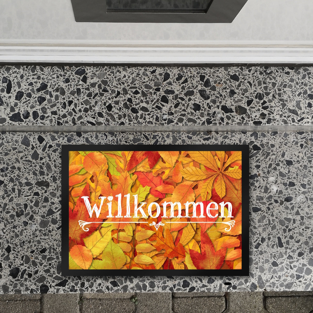 Fußmatte mit schönen Herbstblättern und Schriftzug - Willkommen