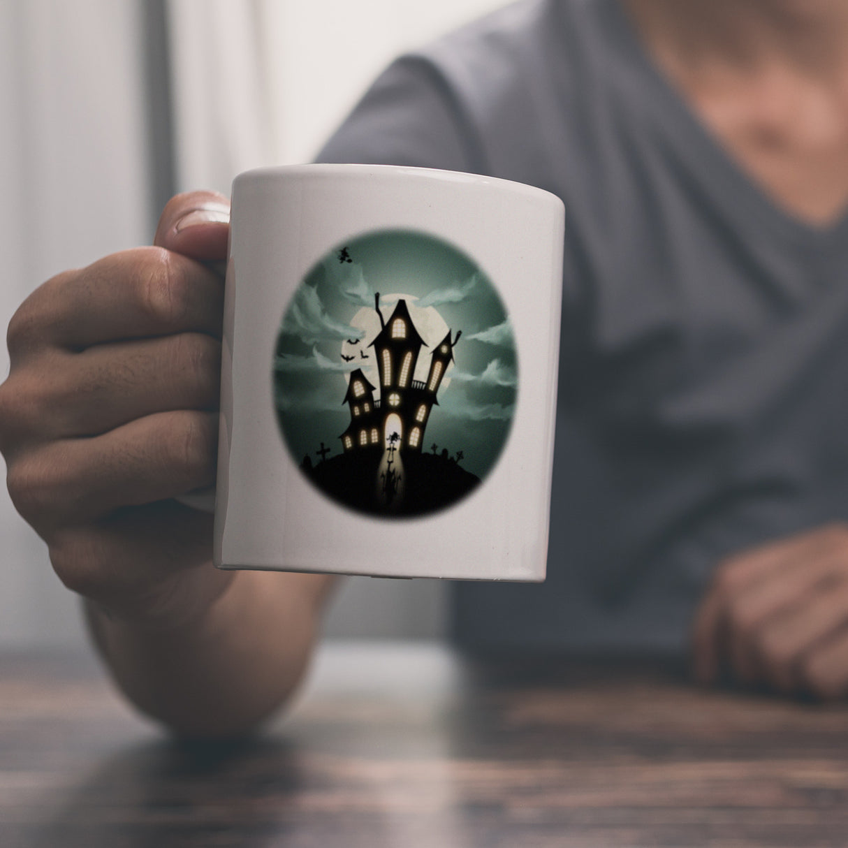 Kaffeetasse mit gruseligem Geisterhaus Motiv und Spruch - Happy Halloween