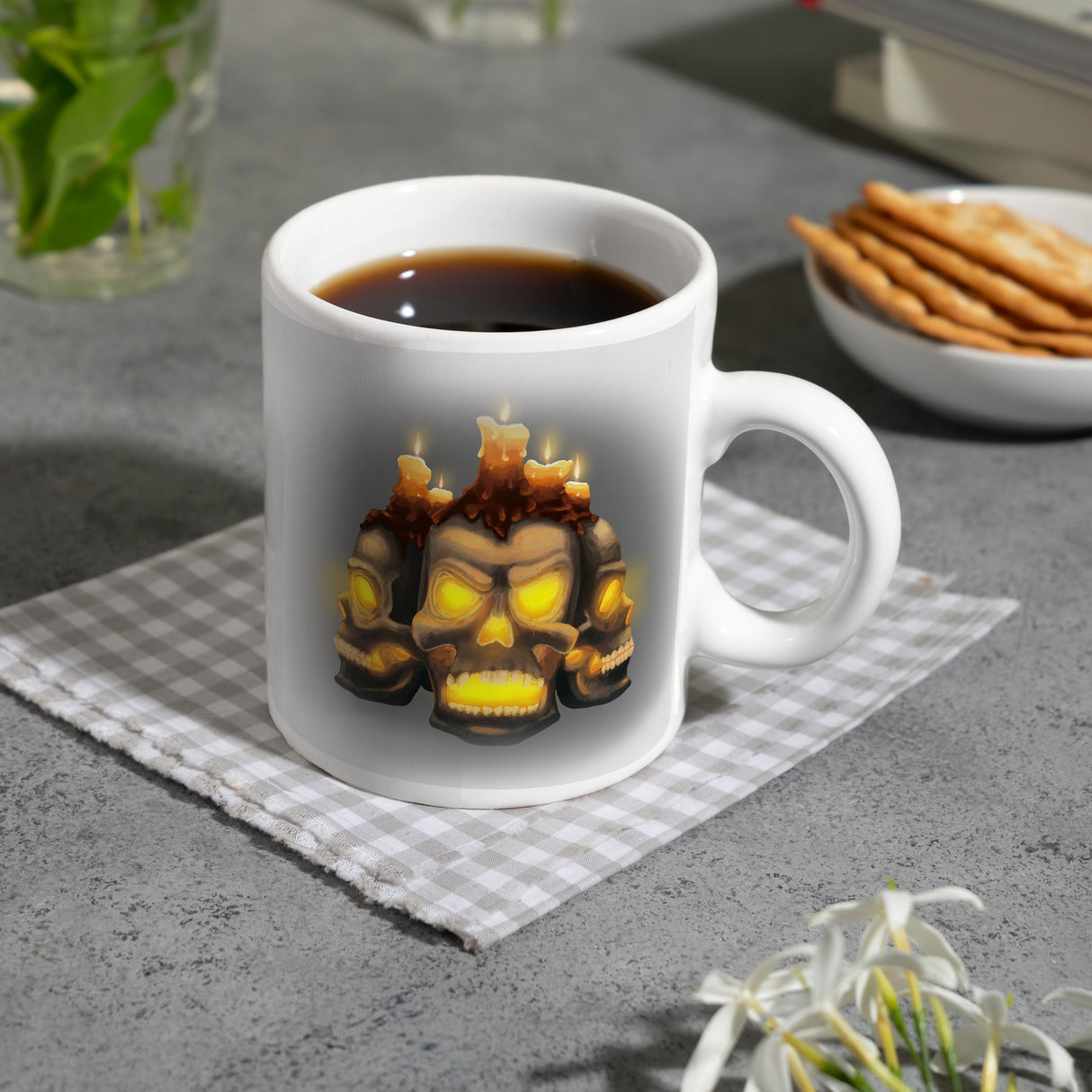 Kaffeetasse mit Totenköpfen und brennenden Kerzen - Happy Halloween