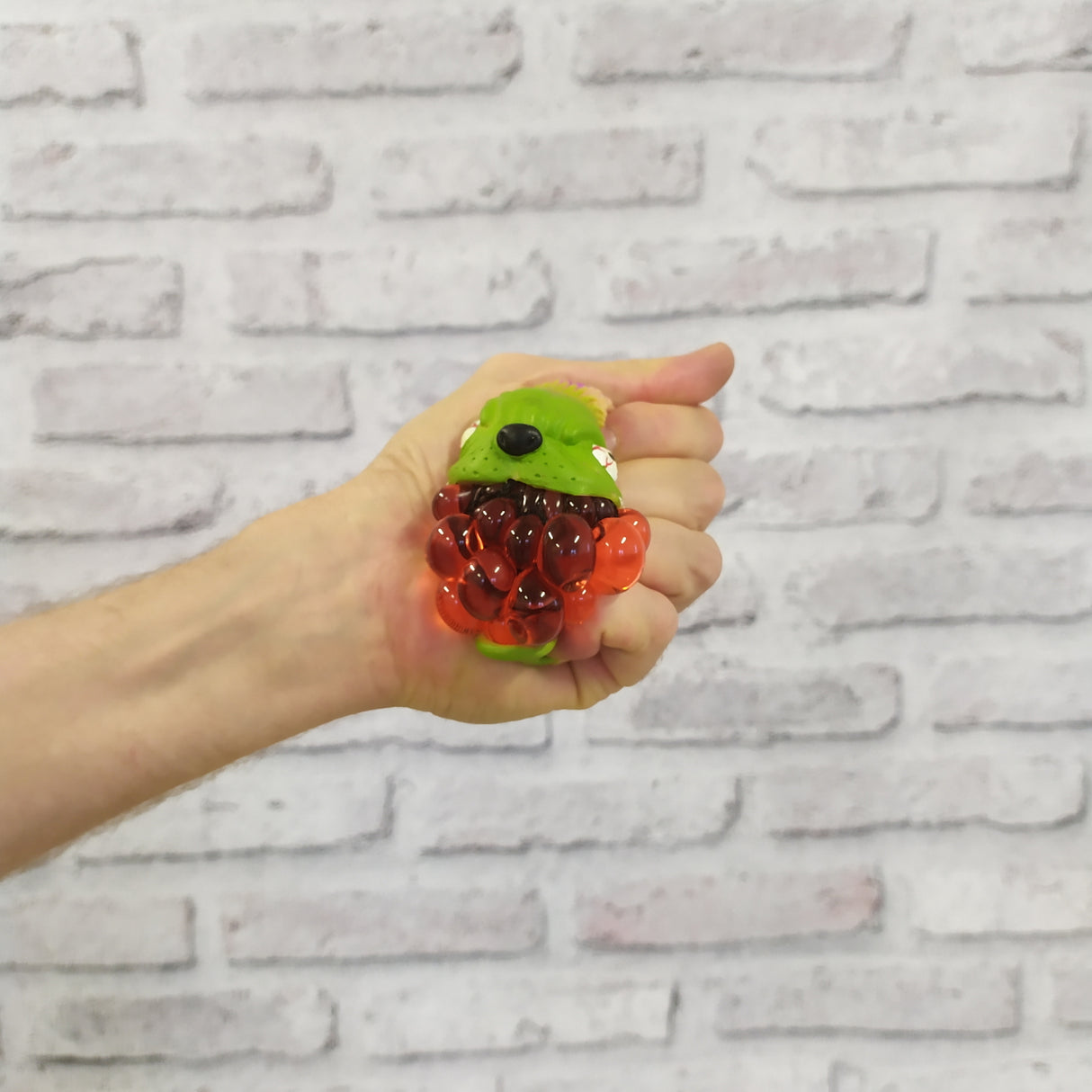Horrorfratze Stressball mit Netzball in rot