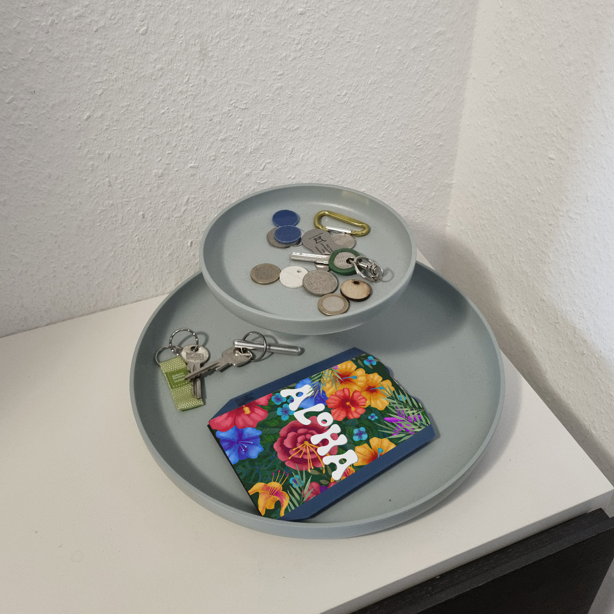 Blumenmotiv mit Aloha Schriftzug Parkscheibe mit zwei Einkaufswagenchips