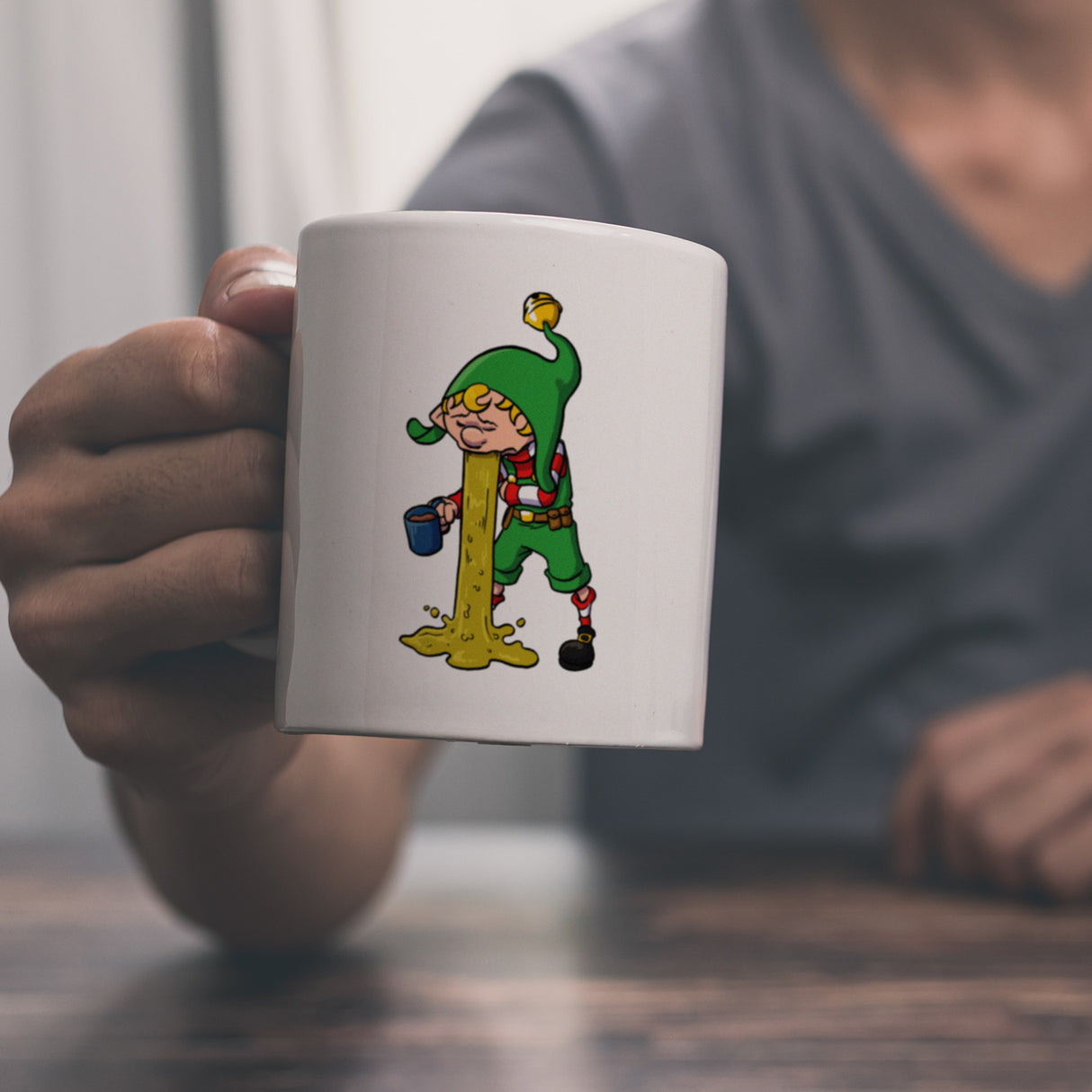 Kotzender Weihnachtswichtel mit Glühweintasse Weihnachten Kaffeebecher