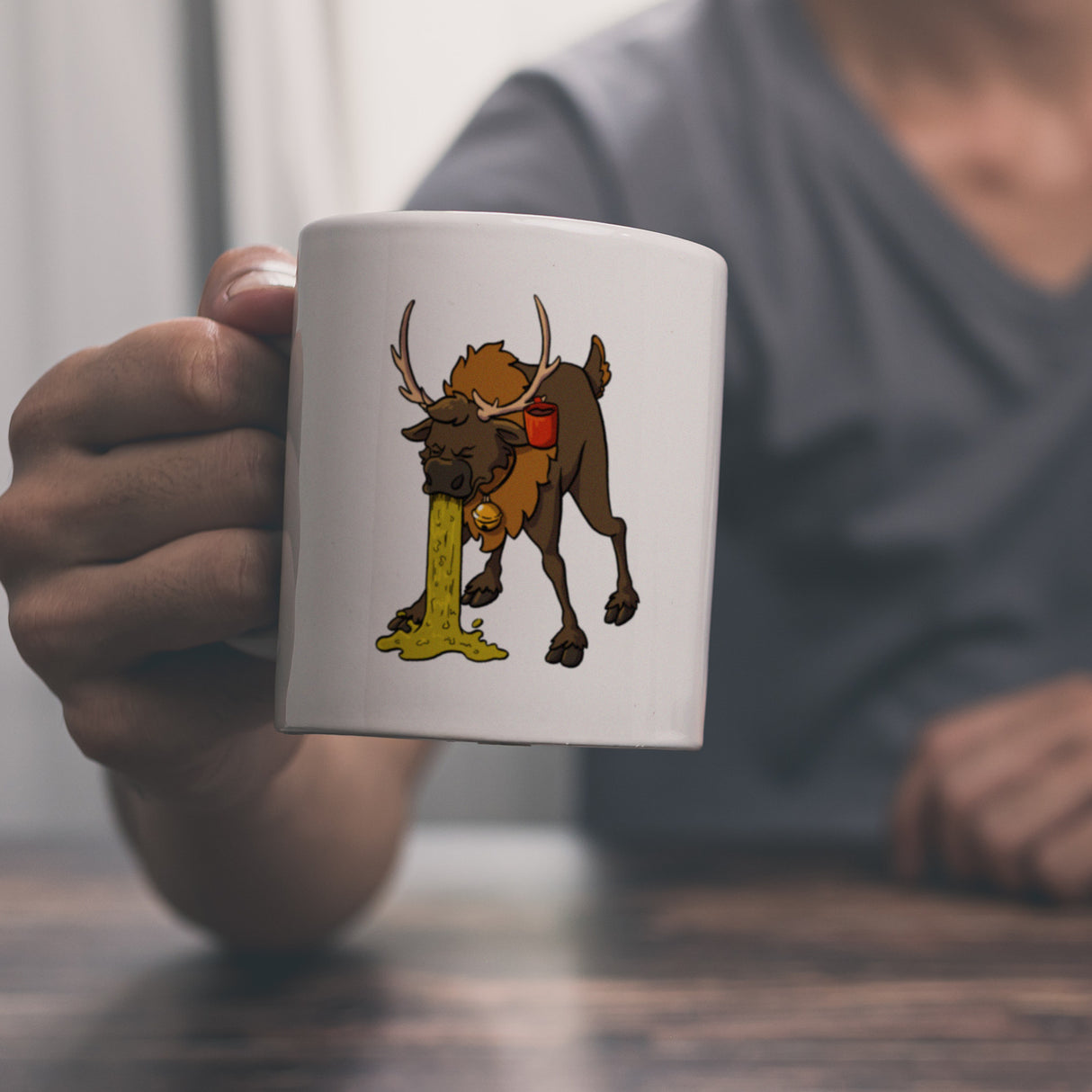 Kotzendes Rentier mit Glühweintasse Weihnachten Kaffeebecher