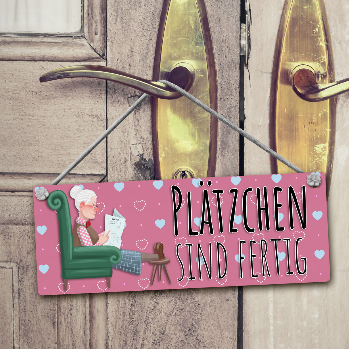 Wendeschild mit Kordel Das perfekte Gadget für alle, die gerne Backen oder viele Plätzchen zur Adventszeit backen. Mit diesem praktischen und schönen Wendeschild kannst du einfach zeigen, dass du gerade in der Küche beschäftigt bist.