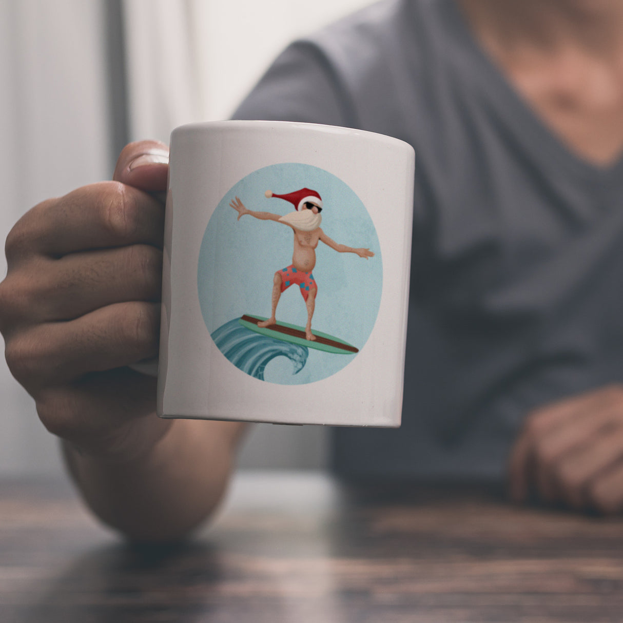 Happy Holidays witziger Kaffeebecher mit Weihnachtsmann auf Surfbrett