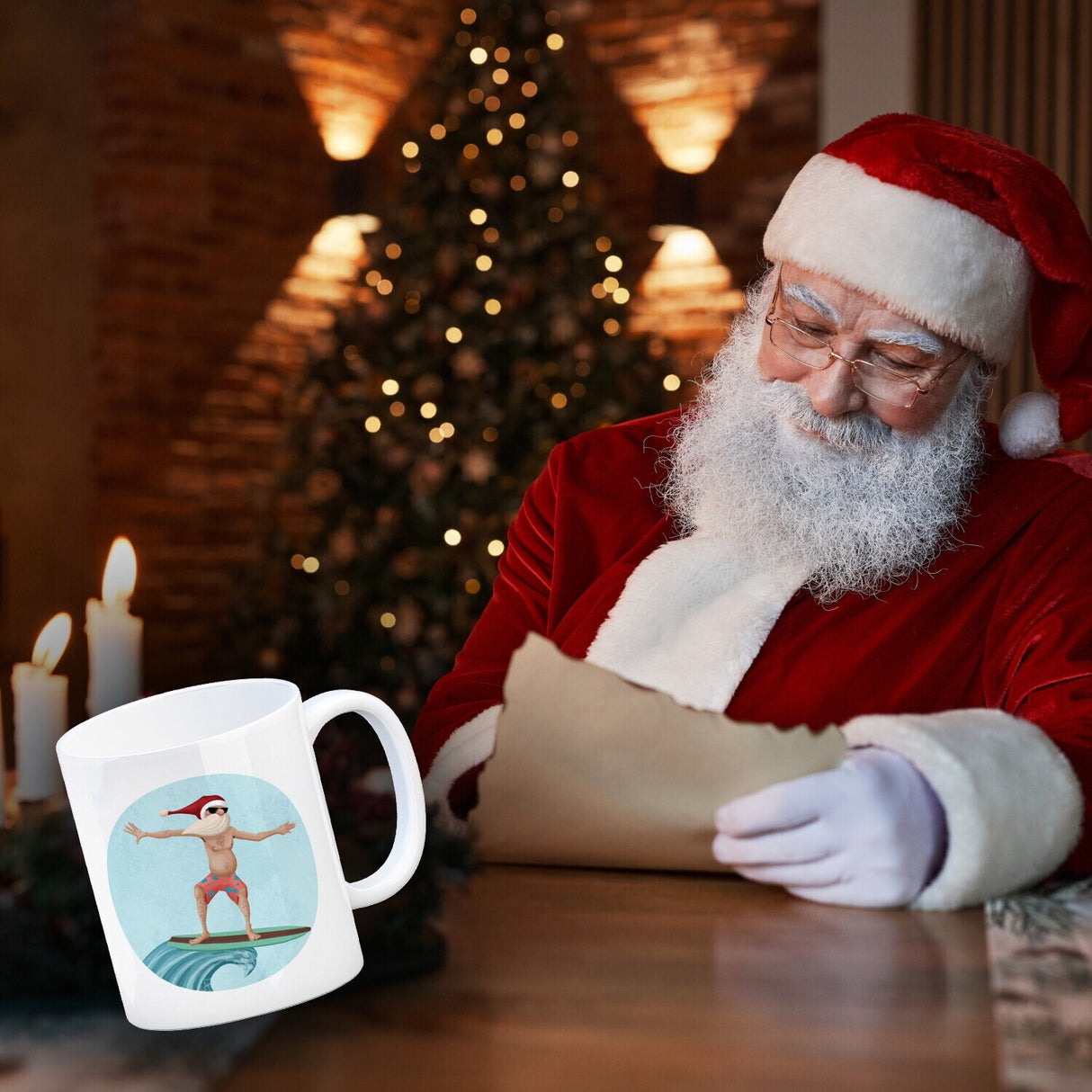 Happy Holidays witziger Kaffeebecher mit Weihnachtsmann auf Surfbrett