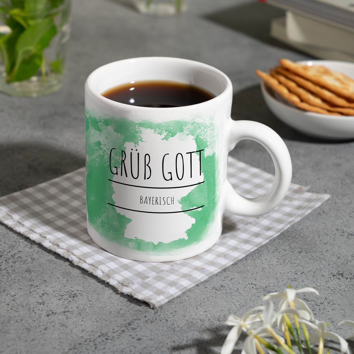 Hallo auf Bayerisch Grüß Gott lustiger Kaffeebecher mit grünem Hintergrund
