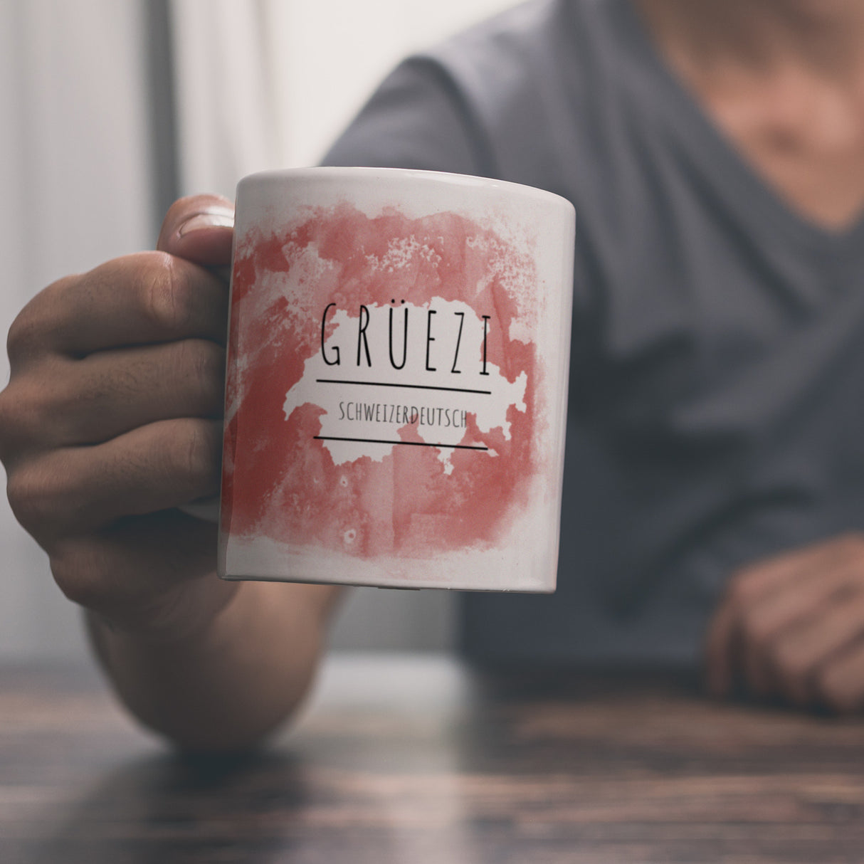 Hallo auf Schweizerdeutsch Grüezi lustiger Kaffeebecher mit rotem Hintergrund