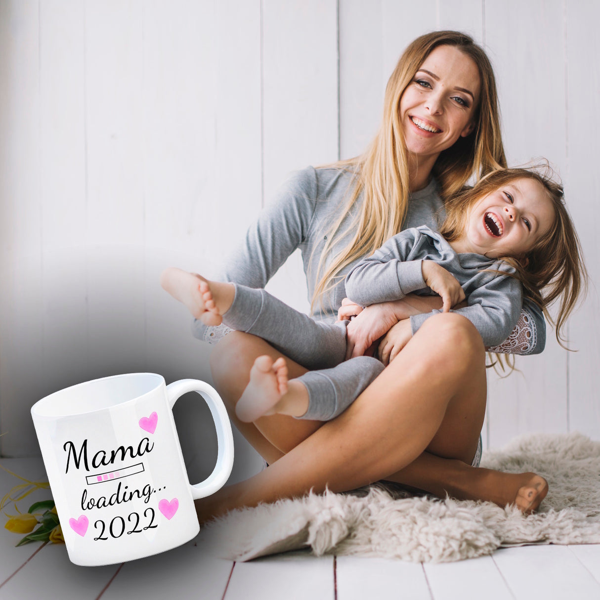 Mama loading 2022 Kaffeetasse mit Herzen für die Schwangerschaft