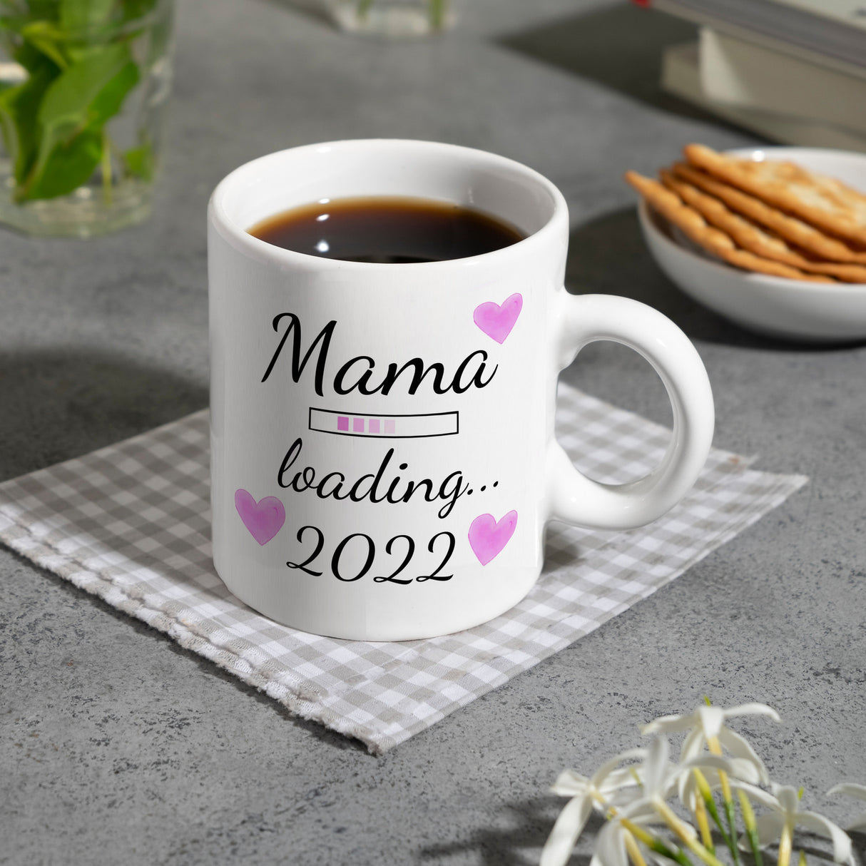 Mama loading 2022 Kaffeetasse mit Herzen für die Schwangerschaft