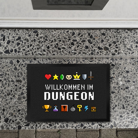 Willkommen im Dungeon Fußmatte für Gamer mit bunten Pixel-Items
