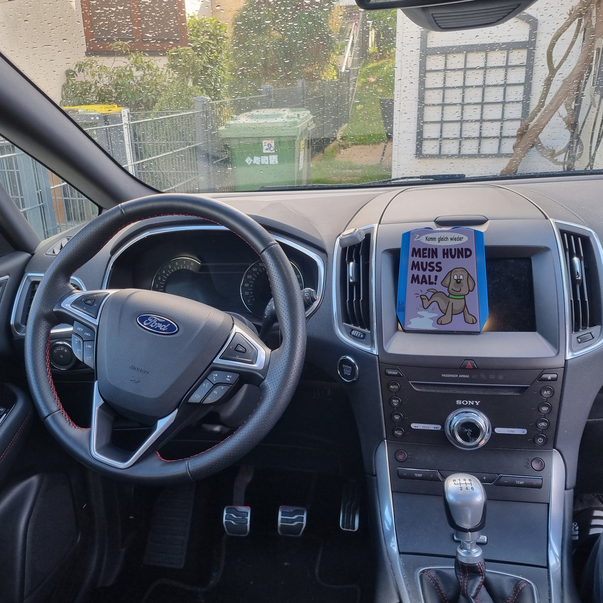 Hund muss mal! Parkscheibe in lila mit 2 Einkaufswagenchips