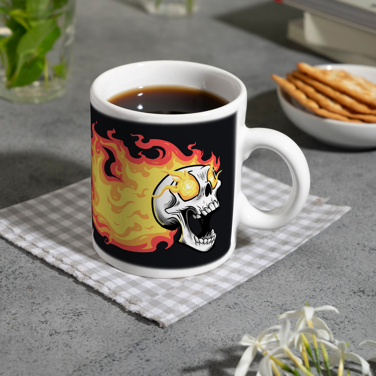 Rock n' Roll Kaffeebecher mit Flammen und Totenkopf