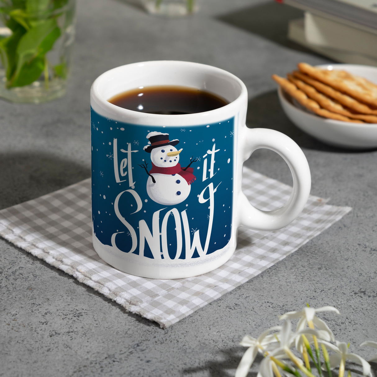 Let it Snow Kaffeebecher mit süßem Schneemann und Schneeflocken