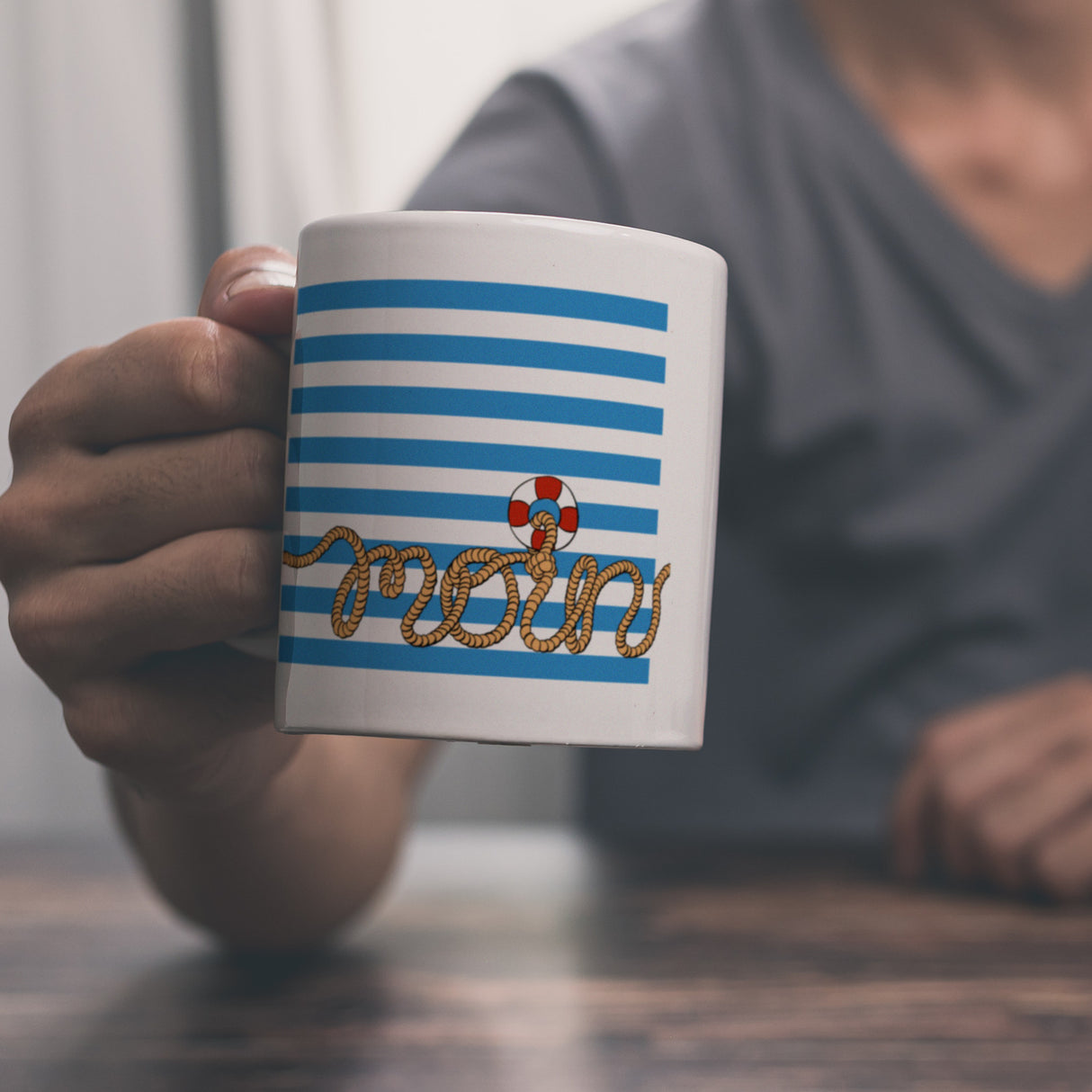 Kaffeebecher mit Moin-Schriftzug und Rettungsring